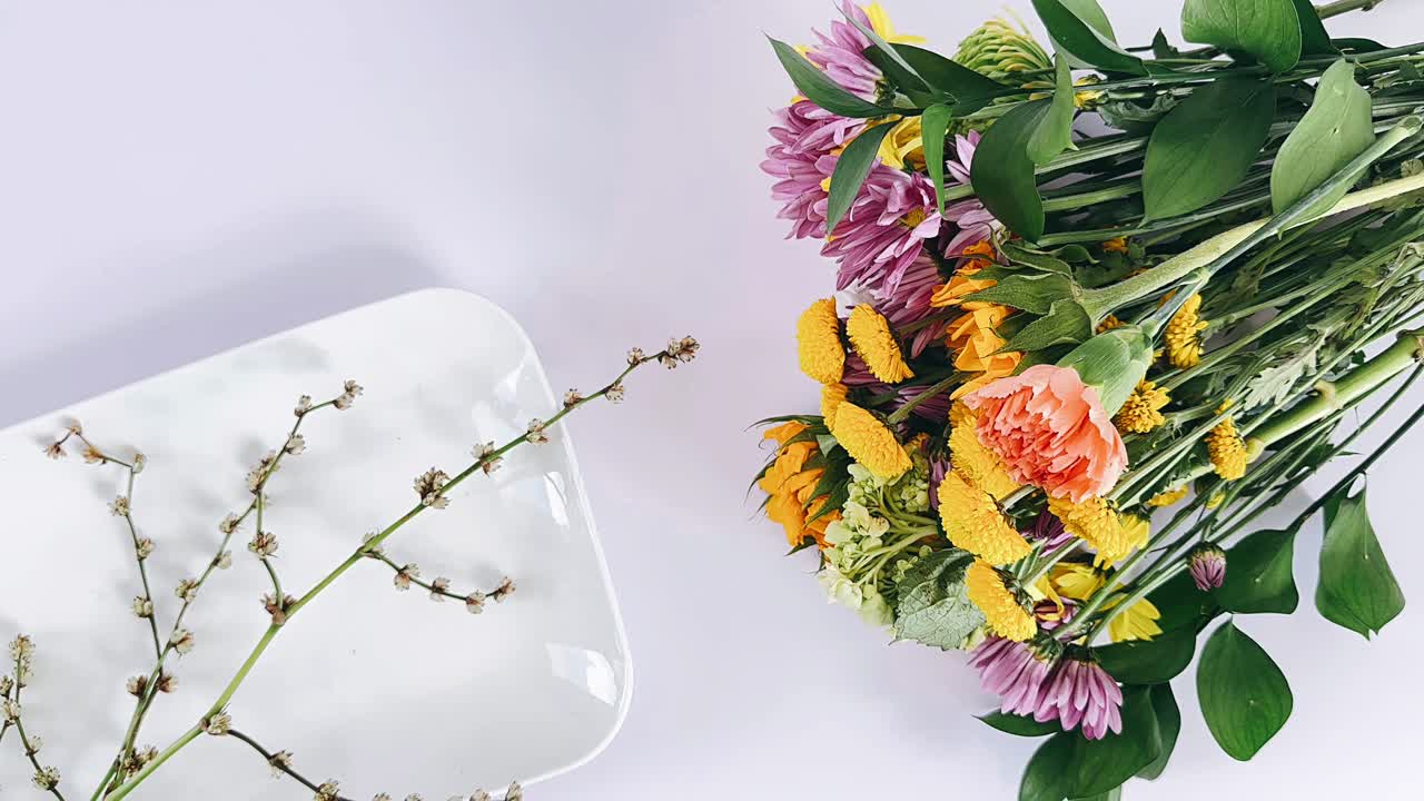 ramo de flores coloridas en un plato blanco