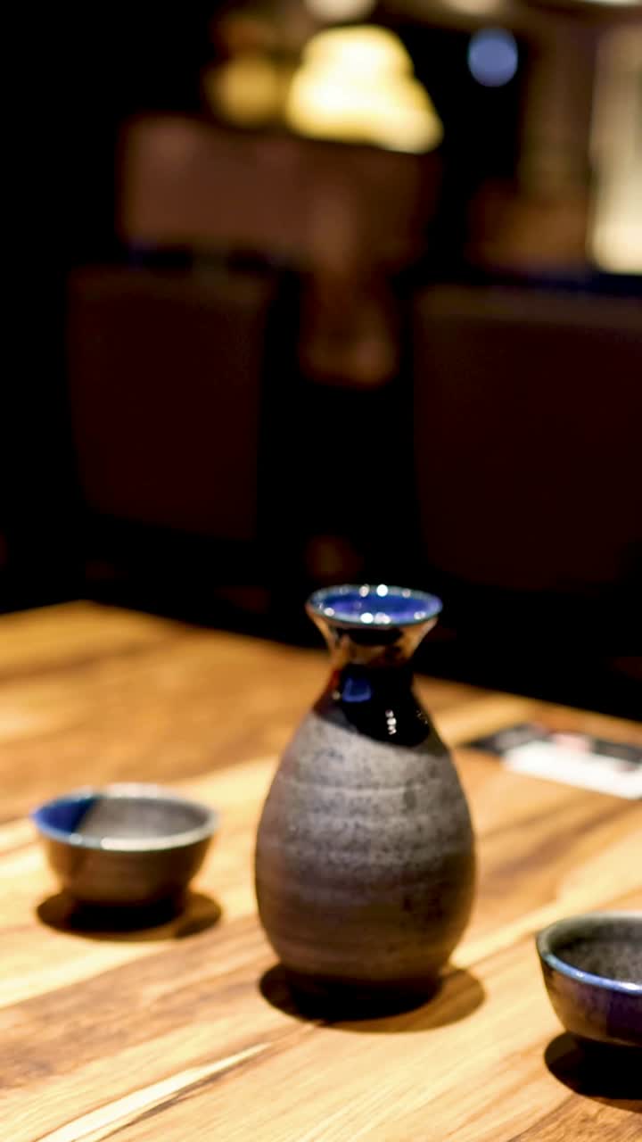 사회적 환경 에서 술 을 마시는 두 사람