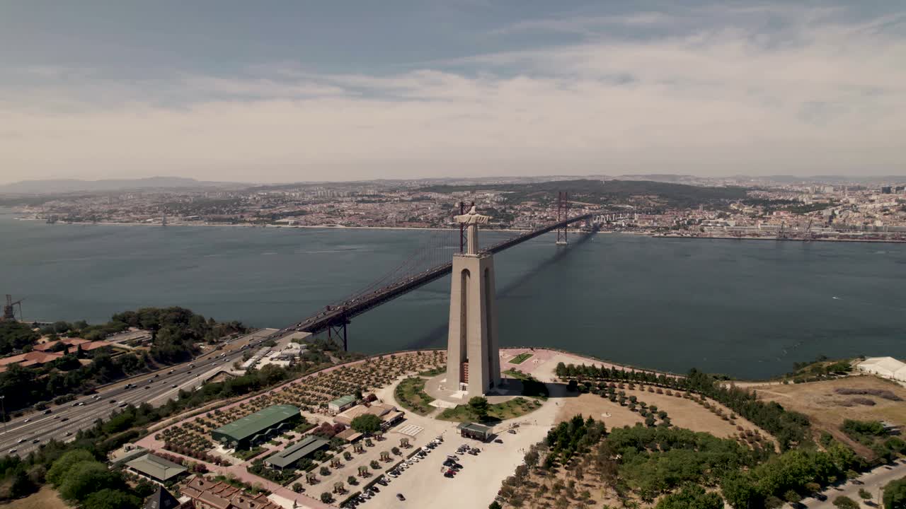 Ponte 25 de Abril che collega Almada a Lisbona