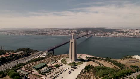 25 de abril bridge connecting almada to lisbon