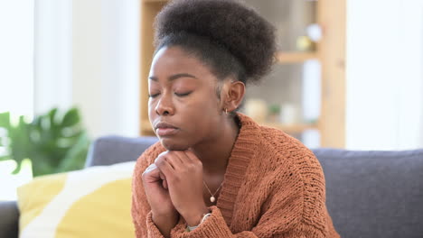 una triste mujer afroamericana sentada sola