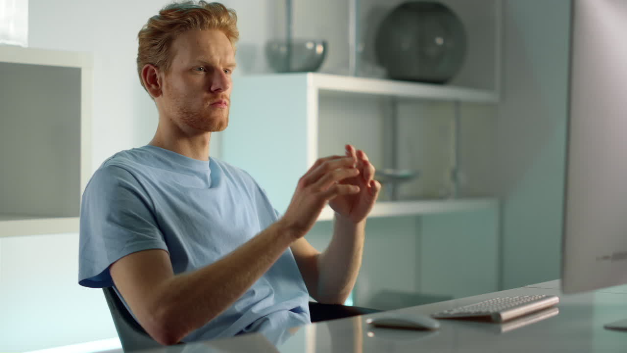 집에서 일하는 것을 고려하는 집중된 관리자. 심각한 데이터 분석가 클로즈업.