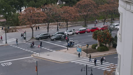 Pedestrians-crossing-wide-city-roadway-on-the-green