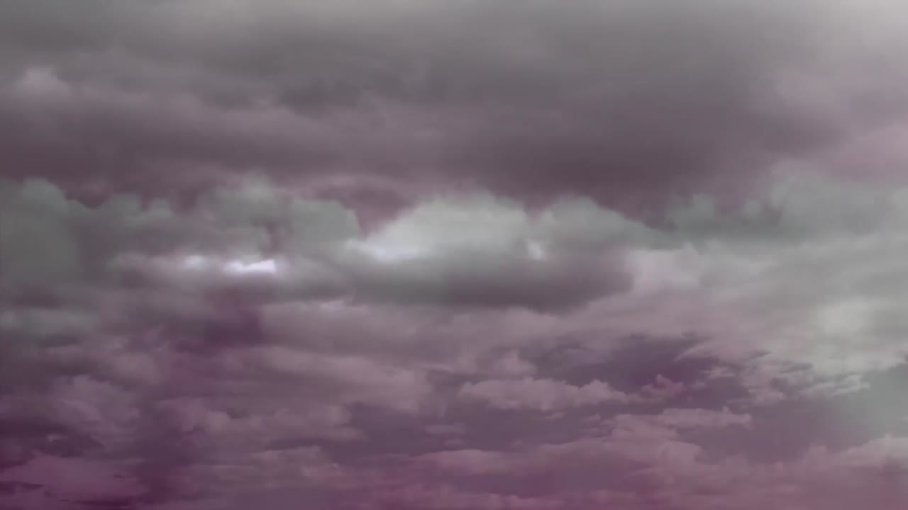 구름과 함께 하늘에 천둥이