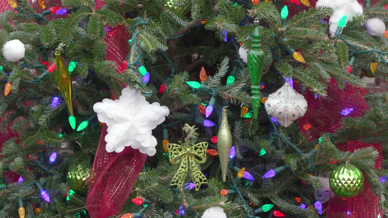 árbol de navidad decorado con adornos festivos y luces de colores