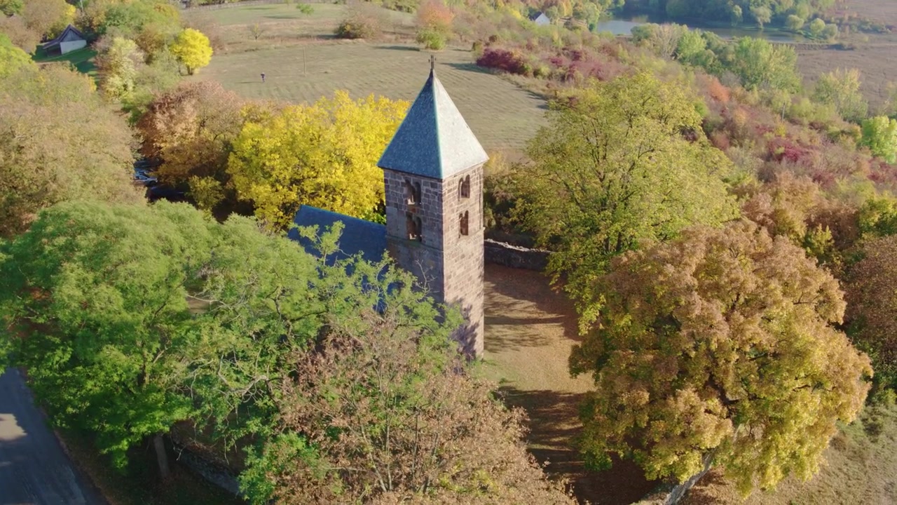 Luftaufnahme der historischen Steinkirche Szent István-templom im Herbst