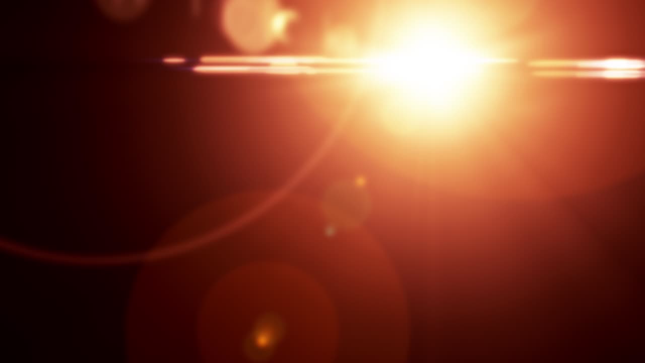 광학 렌즈 플레어 트랜지션 시엄리스 루프 4k 아름다운 큰 오렌지 스포트라이트 효과 왼쪽 상단에서 오른쪽으로 이동 오버레이 효과 플래시 조명 밝은 오렌지 빛 렌즈 불 효과 요소