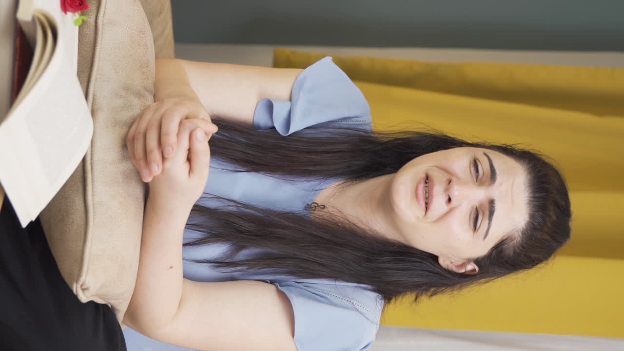 기분이 변하는 여자의 수직 동영상입니다.