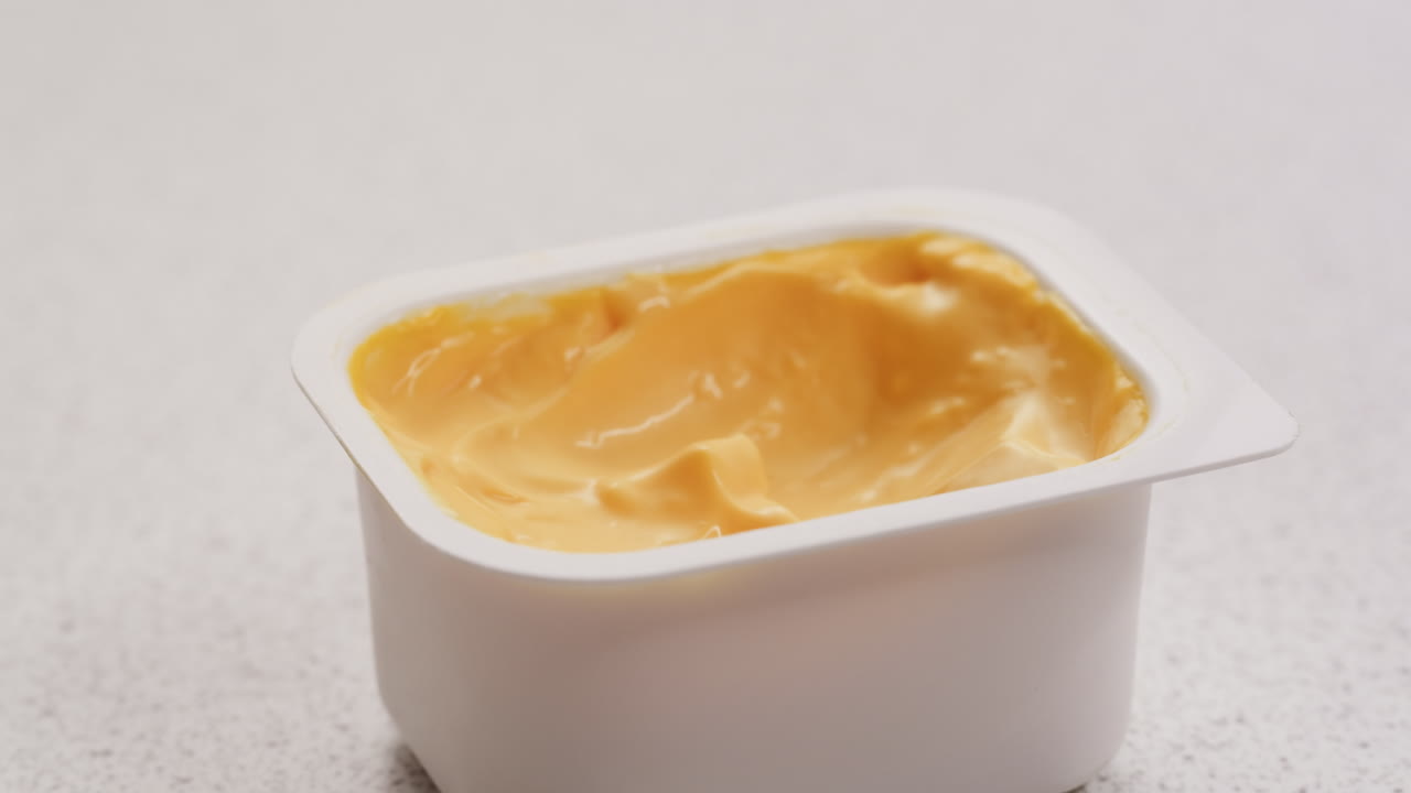 anillos de cebolla crujientes en salsa de queso