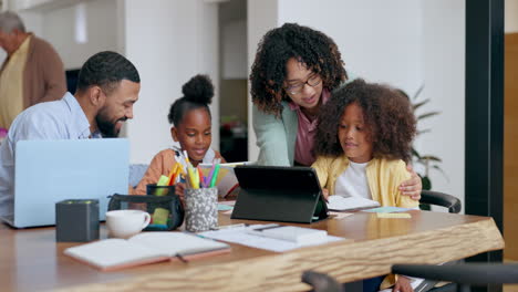 Familia,-Educación-O-Trabajo-Remoto-Con-Los-Padres