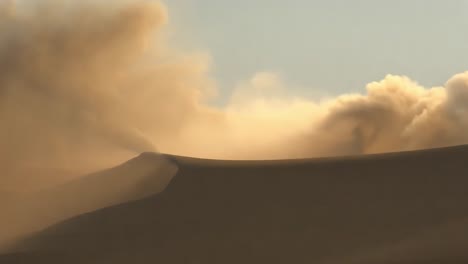 una tormenta de arena en el desierto