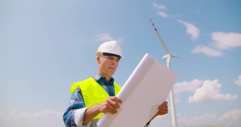 ingeniero leyendo planos 3