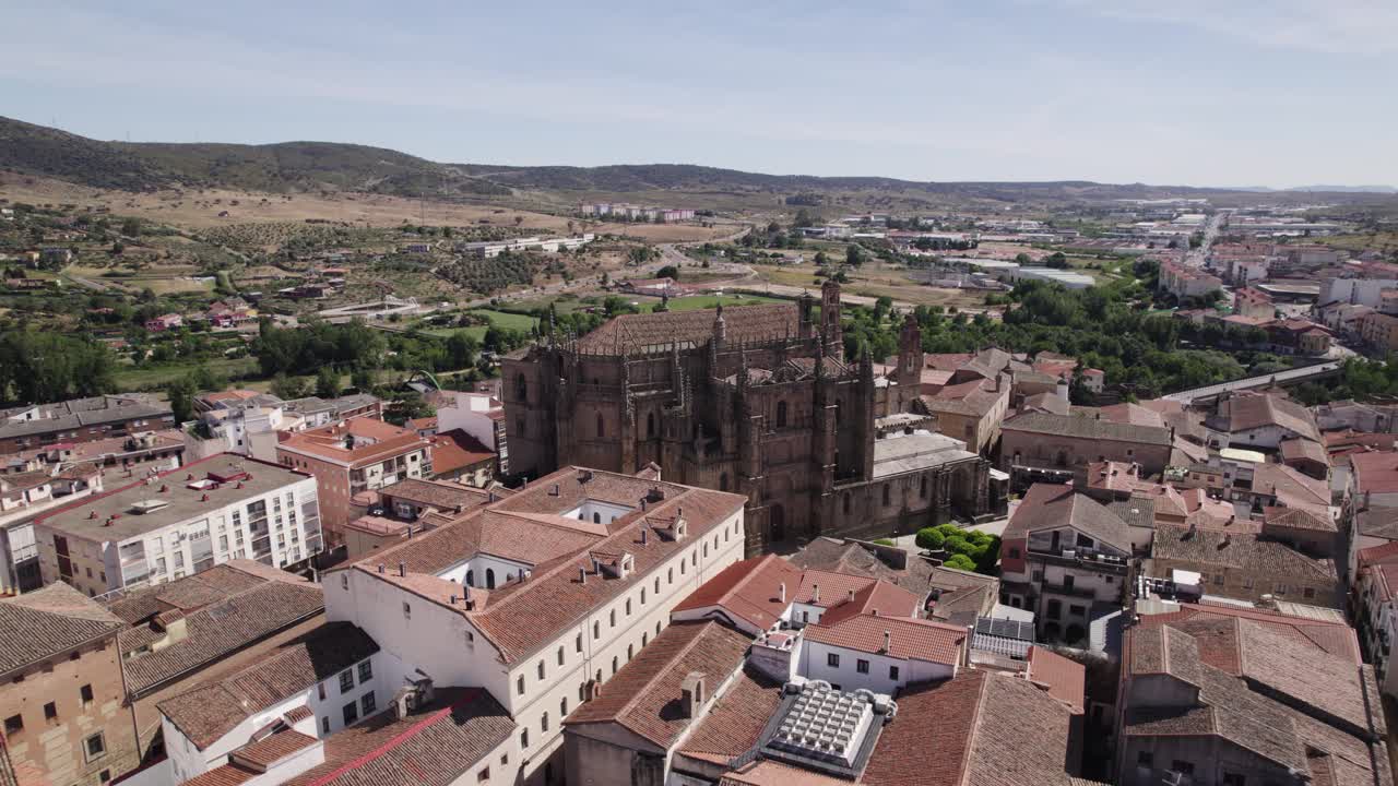 órbita aérea alrededor de la histórica catedral gótica en la ciudad de plasencia en españa, verano