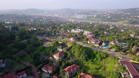 Tank-Hill-Road-Entlang-Des-Wohnhügels-Muyenga-In-Kampala,-Uganda