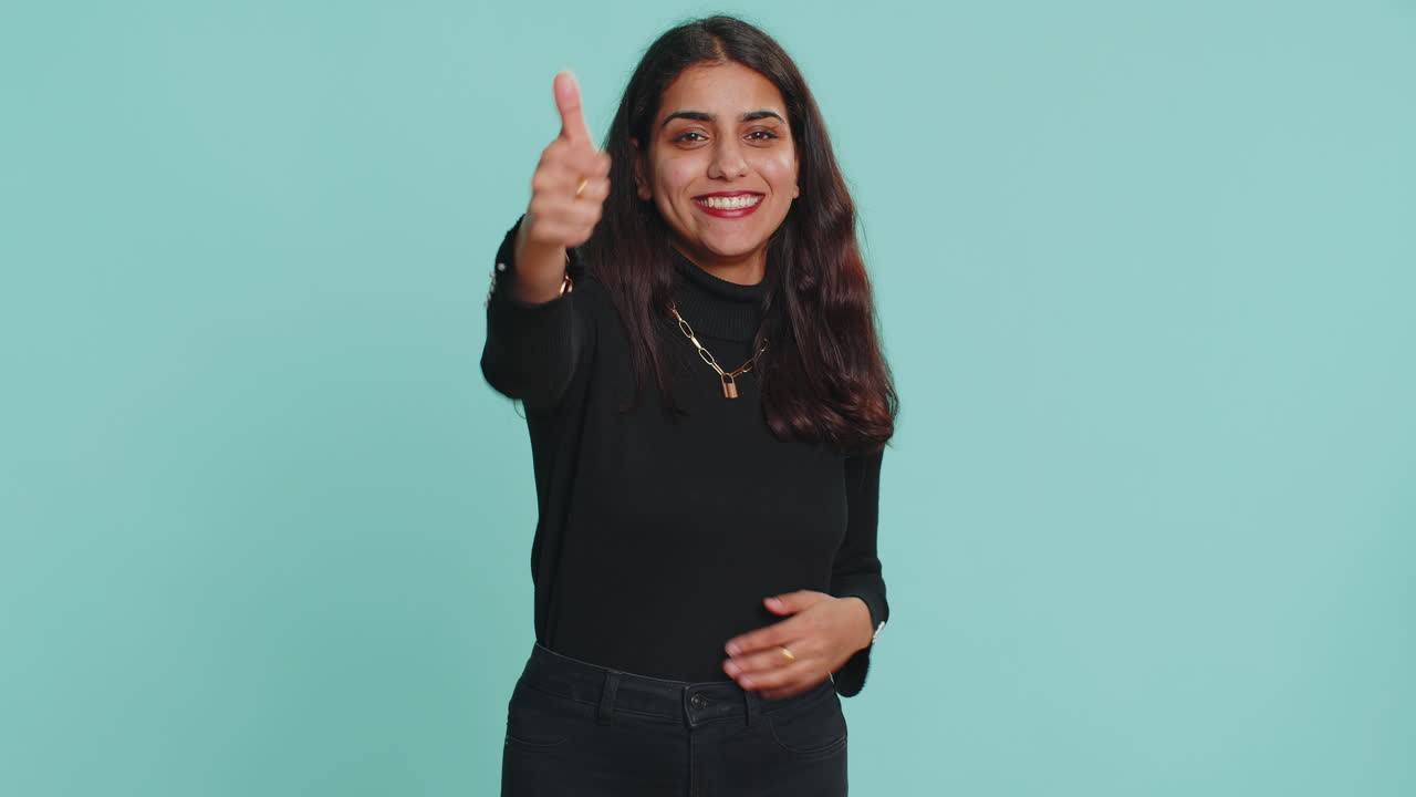 mujer mostrando un gesto de invitación con las manos, pidiendo unirse, haciendo señas para venir, gesticulando hola adiós