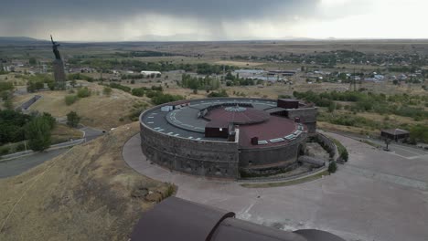 órbitas-Aéreas-Fortaleza-Negra-En-La-Colina-En-Gyumri-Armenia,-Fuerte-Histórico