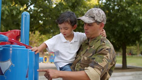 Padre-Militar-Pasando-Tiempo-Libre-Con-Un-Hijo-Pequeño-En-El-Parque