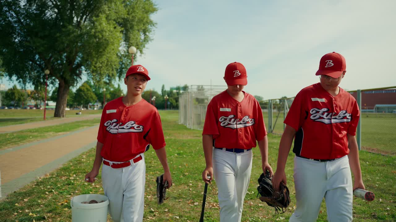 Squadra di baseball che cammina sul campo