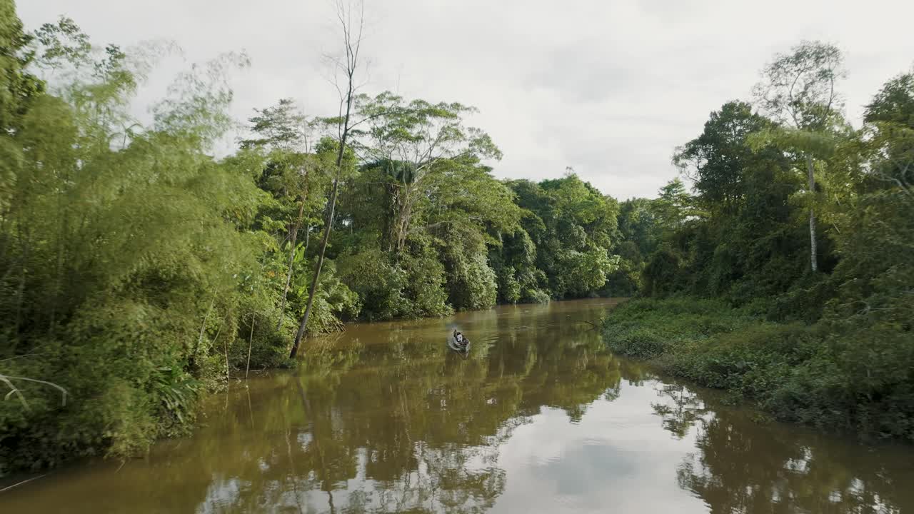 toma aérea del barco de pasajeros navegando en el río
