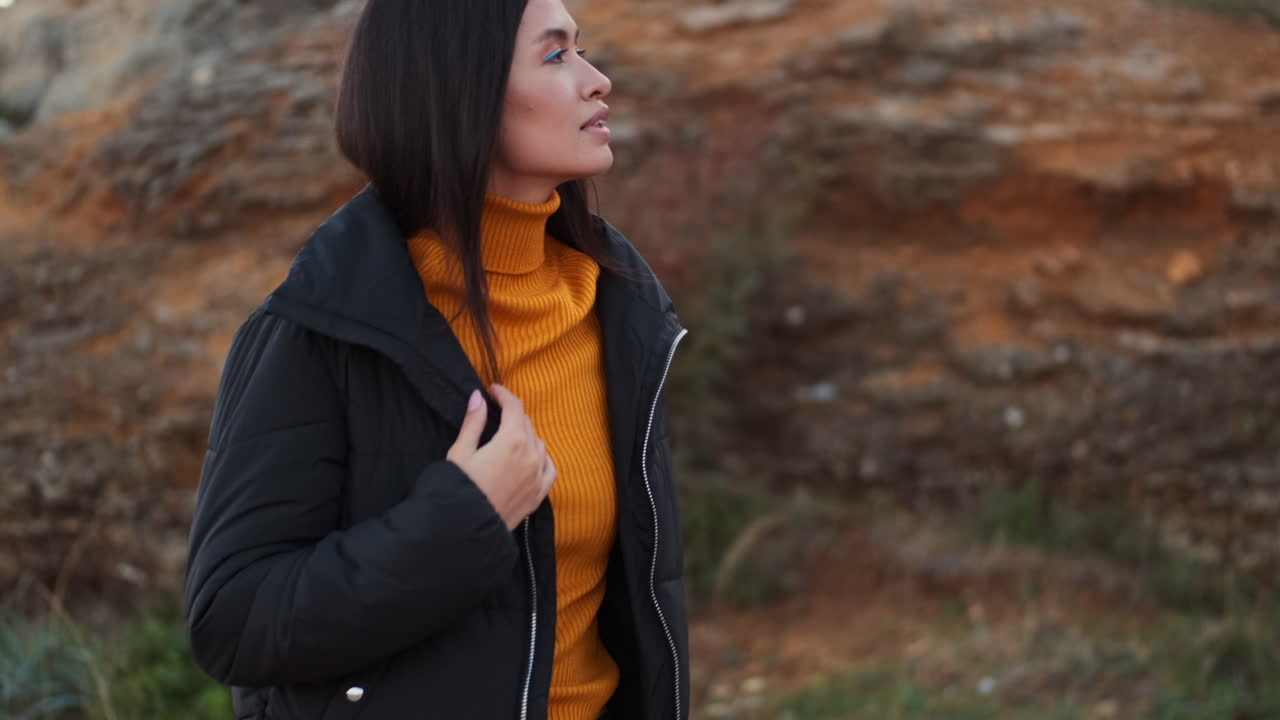 아시안 소녀가 야외에서 고 있어요.