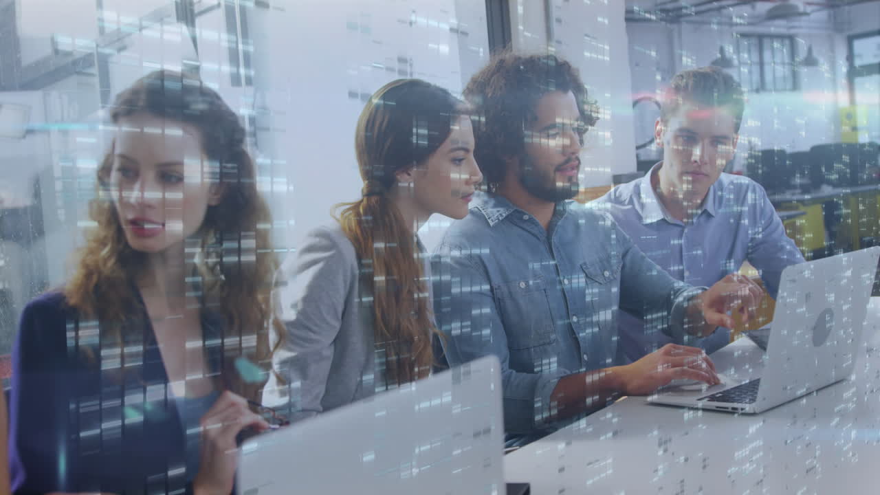 animación de pantallas con cuadrados de mosaico sobre diversos colegas discutiendo en una computadora portátil en la oficina.