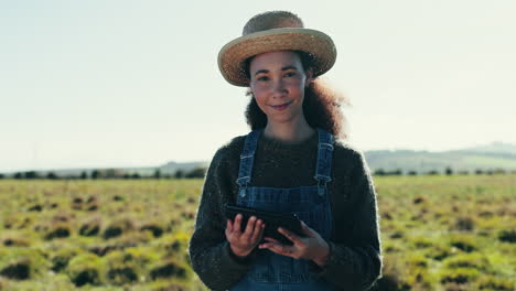 Landwirtschaft,-Frau-Und-Lächeln-Im-Gesicht-Mit-Tablet