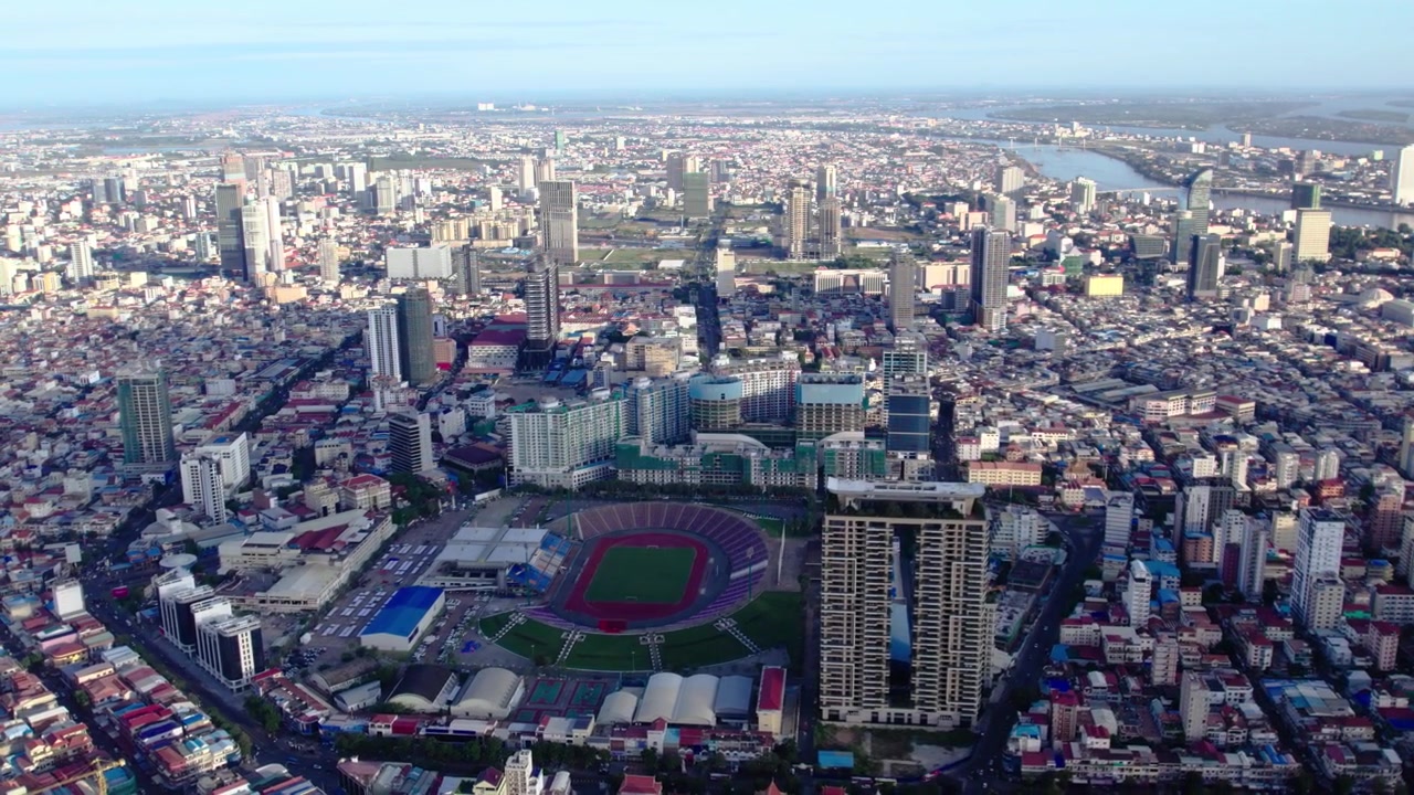 Kamboçya, Phnom Penh'deki Ulusal Olimpiyat Stadyumu ve diğer binaların havadan görünümü.