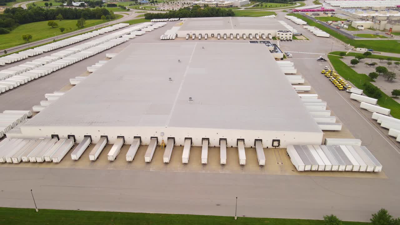 vista aérea de un gran almacén de distribución con remolques estacionados