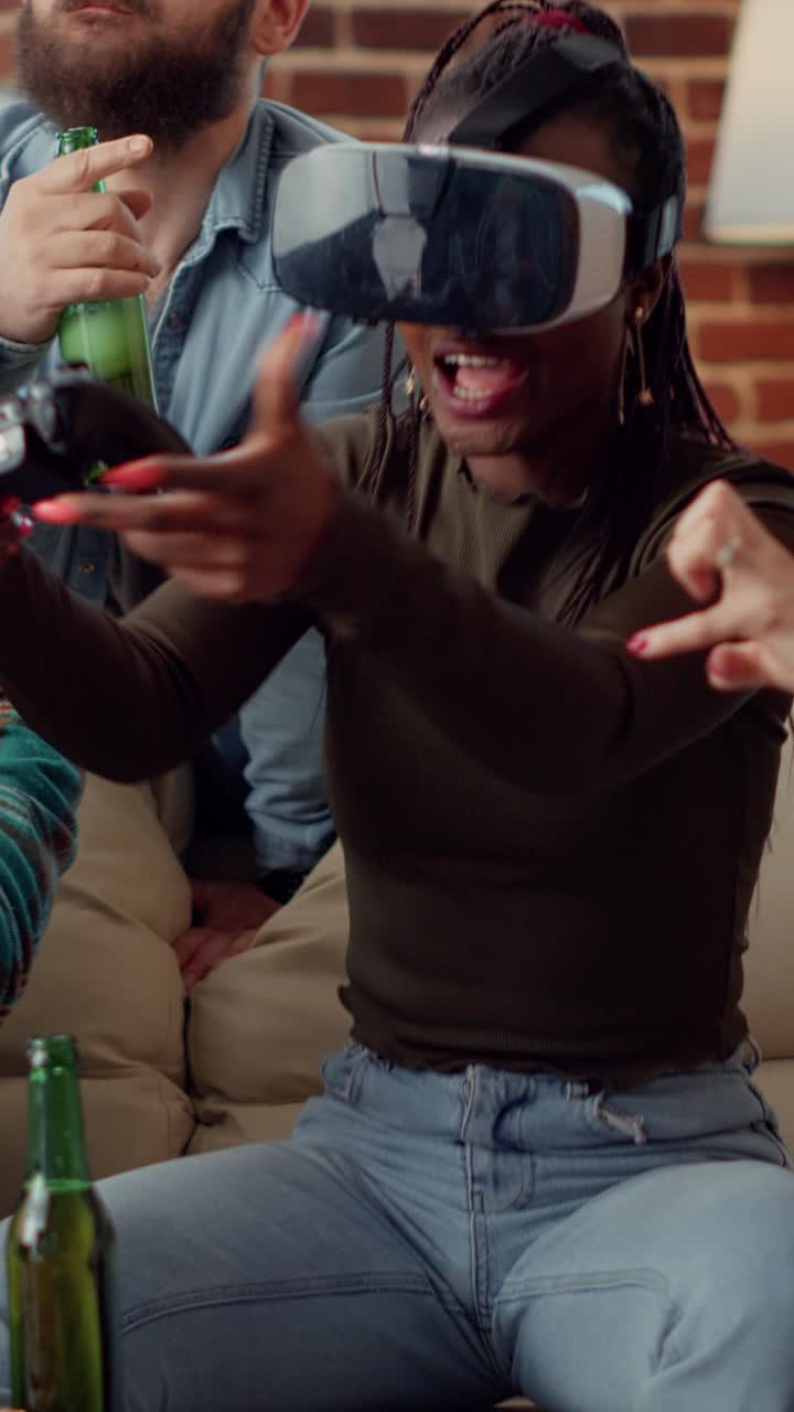 Amici che si divertono con il gaming in realtà virtuale