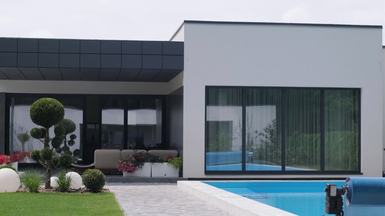 Esterno moderno della casa. Casa con proprio terreno e grandi finestre panoramiche. Una piccola casa suburbana in stile moderno