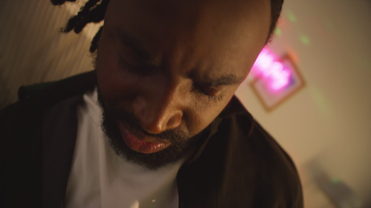 hombre despertando tendido en el sofá después de beber alcohol en la fiesta de la casa sufriendo de resaca 3