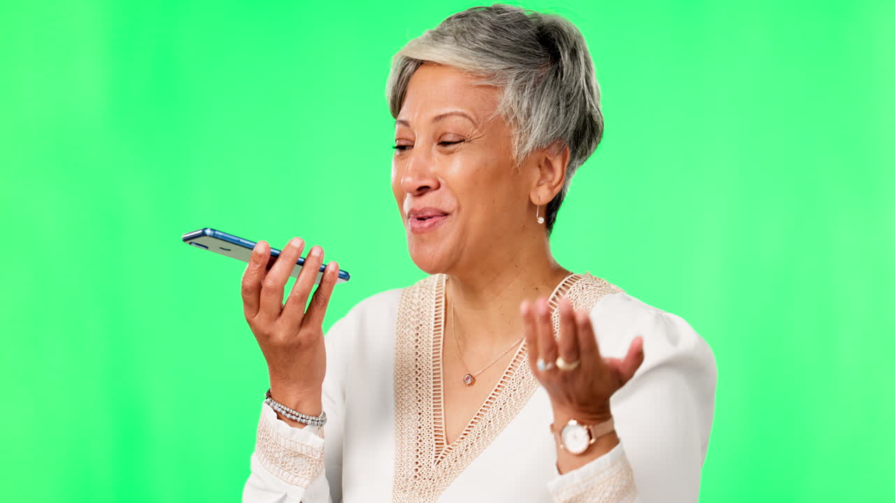 Mobiltelefon, stemmechat og kvinde på greenscreen