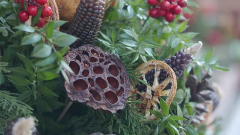 arreglo de flores secas con elementos naturales