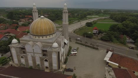 edificio de mezquita con arquitectura de oriente medio cerca de la carretera de peaje trans java en indonesia