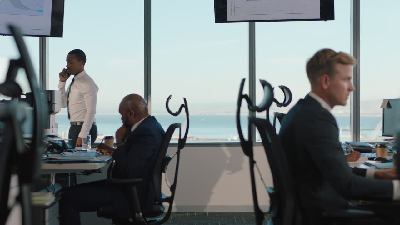 hombre de negocios usando un teléfono inteligente haciendo una llamada telefónica hablando con un cliente en el teléfono móvil mirando por la ventana ejecutivo masculino discutiendo ventas en una oficina ocupada