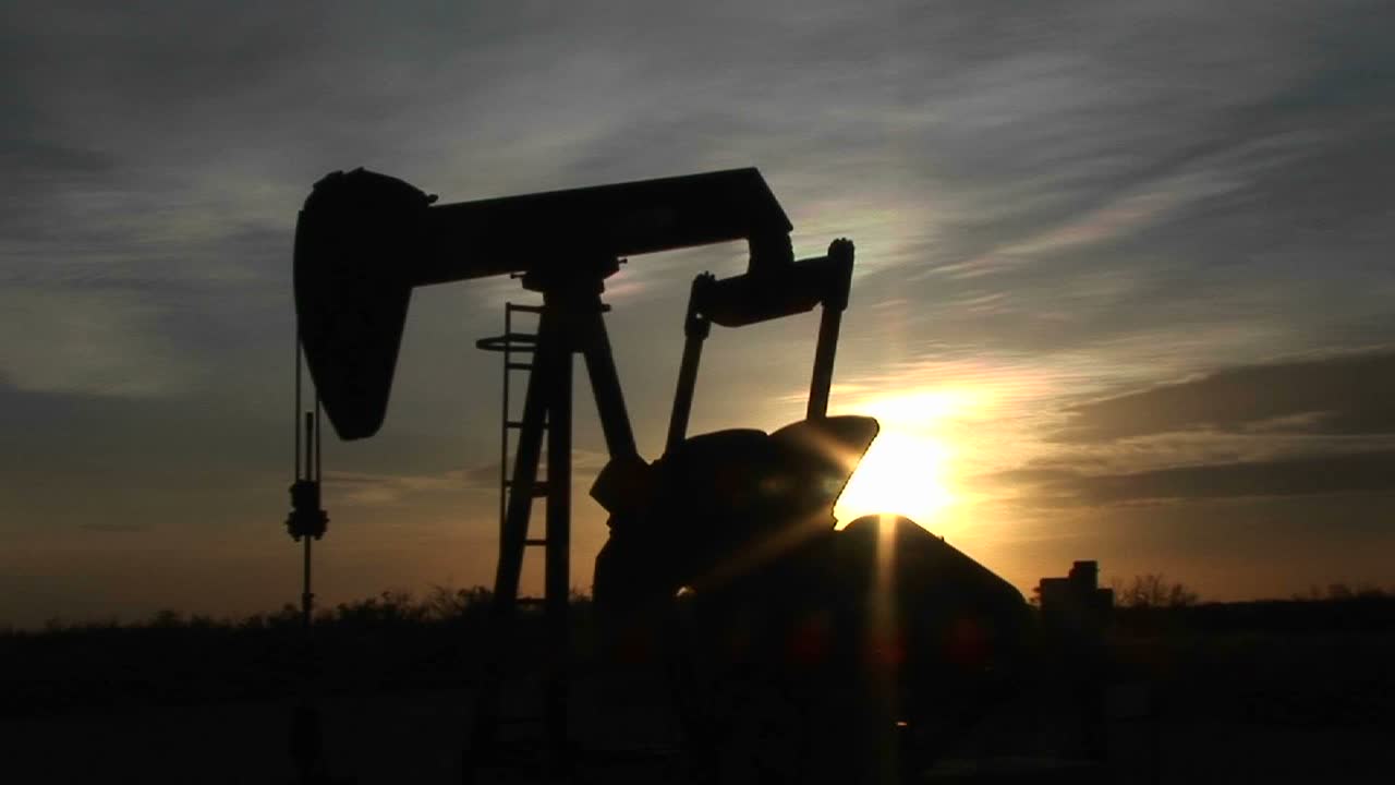 plano medio de una bomba de aceite silueteada girando en el desierto de nuevo méxico 1