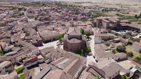 Luftumlaufbahn:-Kirche-Unserer-Lieben-Frau-Von-Der-Himmelfahrt-In-Oropesa,-Spanien