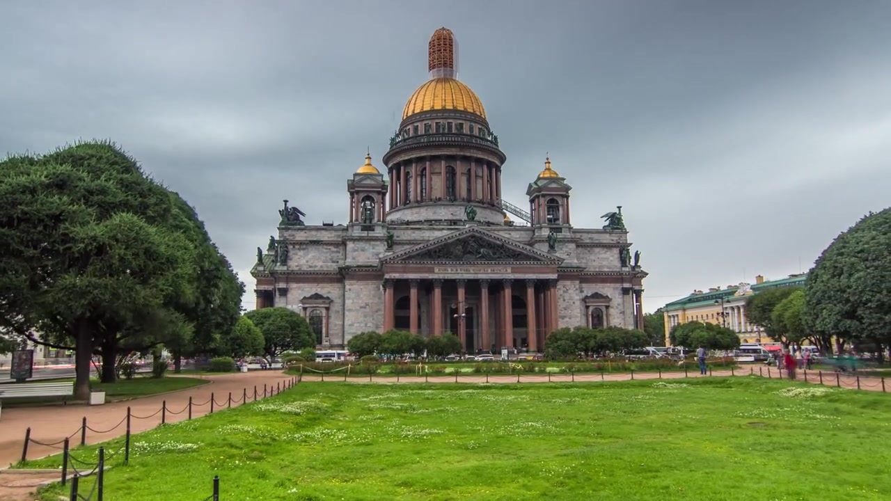 A Catedral de Santo Isaac de São Petersburgo ganha vida neste timelapse hyperlapse, emoldurada por um céu nublado e um gramado verde vibrante. Área de caminhada do parque da cidade.