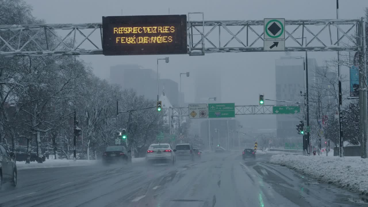 겨울 동안 진이 많은 눈 인 도로에서 시내로 운전