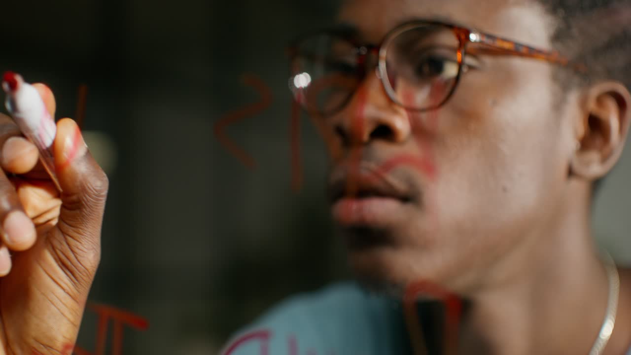 hombre concentrado en el dibujo