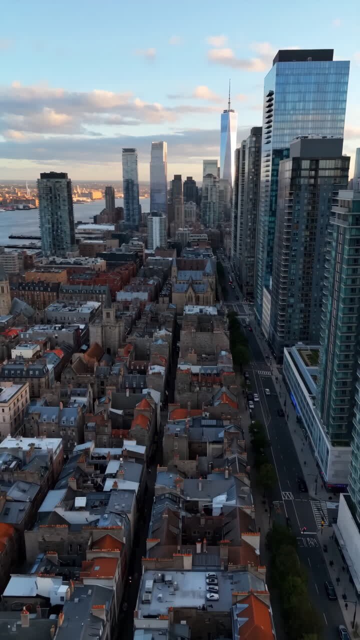 Skyline aereo con grattacieli e case a schiera che cattura il contrasto tra moderne torri di vetro e (edifici) storici