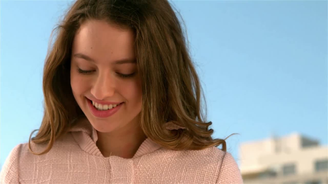 예쁜 소녀가 스마트폰을 사용하고 있습니다.