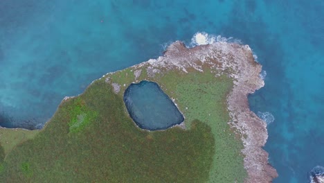 Toma-Cenital-Aérea-De-Un-Gran-Agujero-En-La-Isla-Redonda,-Islas-Marietas,-Nayarit,-México