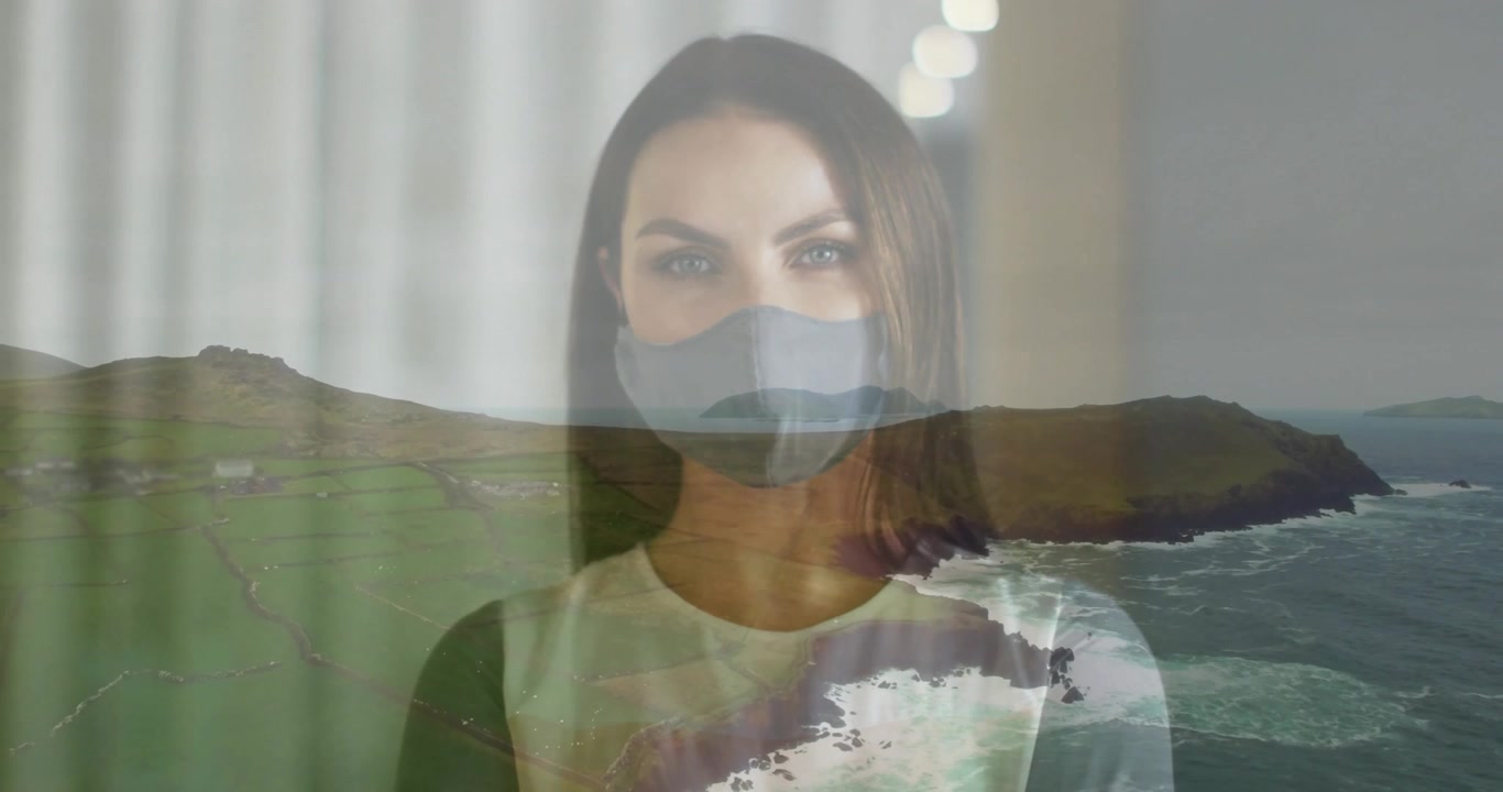 Mulher adulta com máscara em corredor, respirando, ao ativar uma sobreposição costeira para tecnologia de saúde