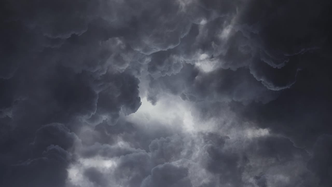 tormenta, relámpagos en un cielo nublado y tormentoso
