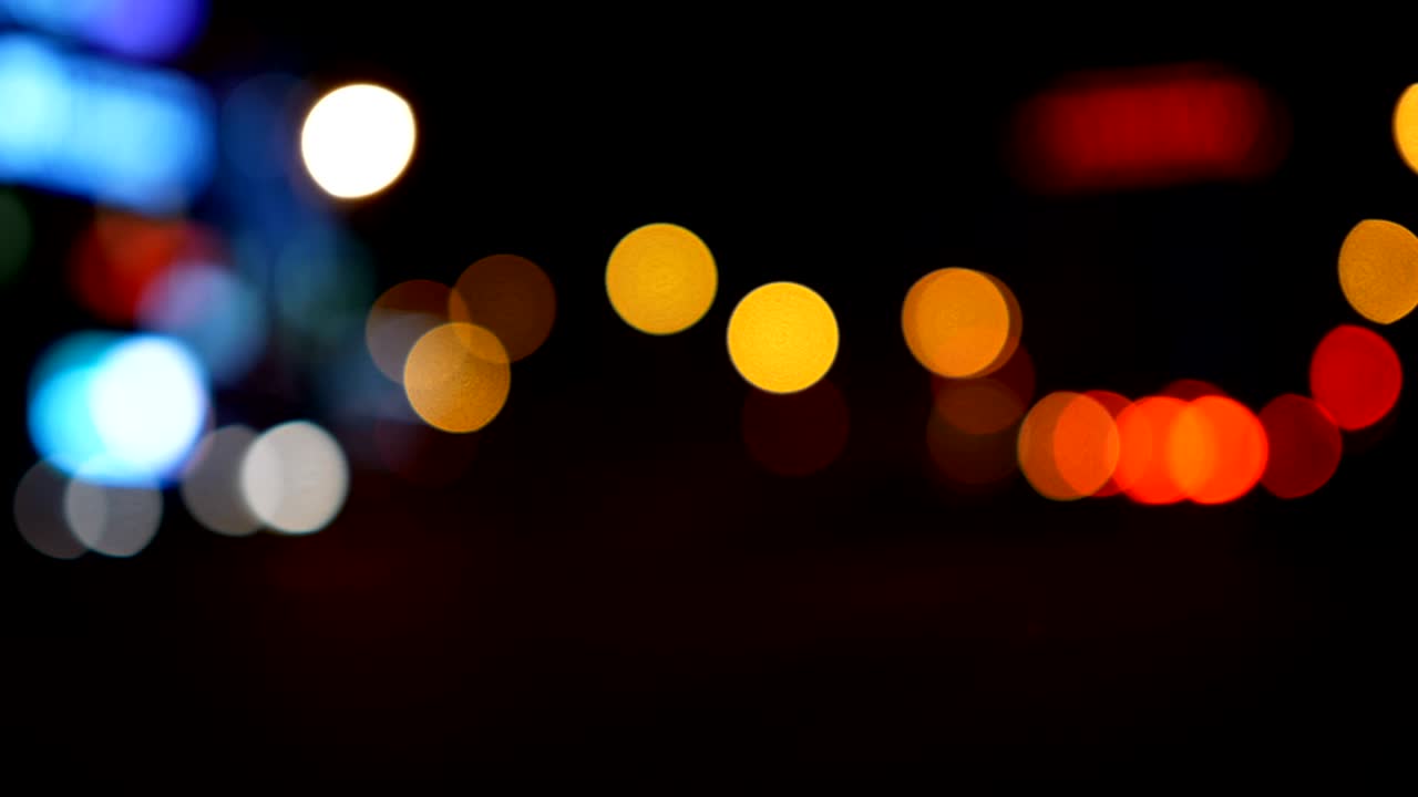 luces desenfocadas calle de los ángeles resumen. fondo borroso de la ciudad. círculos de bokeh en movimiento del tráfico nocturno.