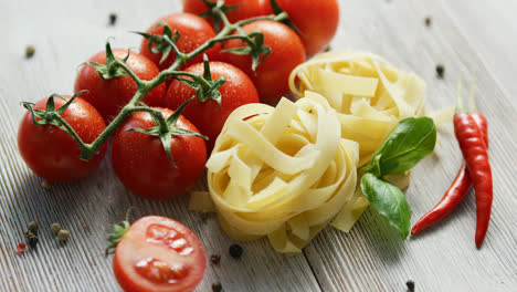 Racimos-De-Pasta-Cruda-Con-Tomates