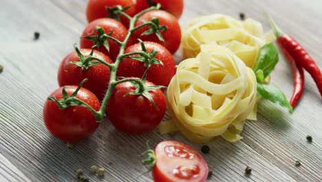 racimos de pasta cruda con tomates