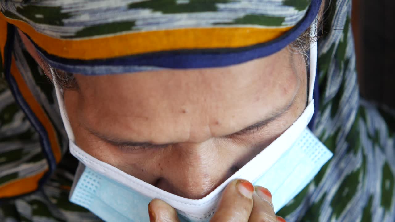 mujer anciana con una máscara