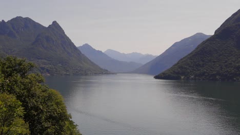 Lago-Di-Lugano-Durante-Un-Día-Soleado-De-Verano